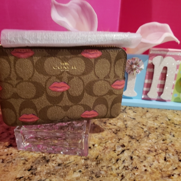 Coach Wristlet with lips printstyle NWT - Picture 3 of 9